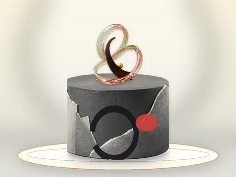 Preview the Sculptural Void · Orbit full cake